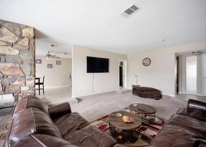 Pool 4 Bedroom 2 Bath Close To Strip